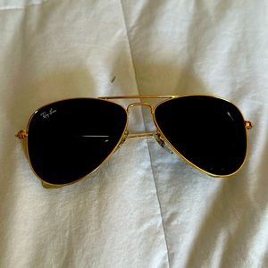 Aviator Ray-Ban toddler sun glasses 3-5years. Gold frame, dark green lenses.
